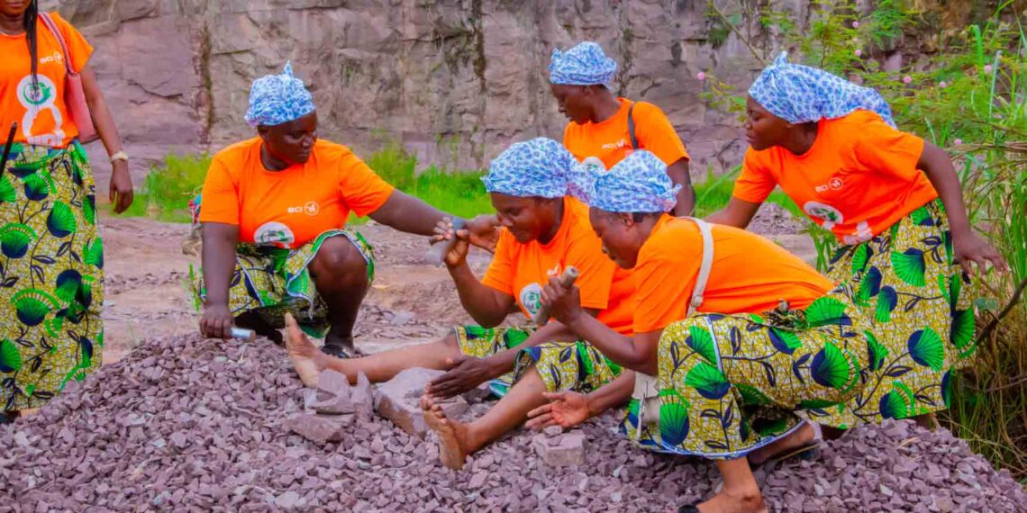 Brazzaville : la BCI transforme la vie des femmes casseuses de pierres à Kombé