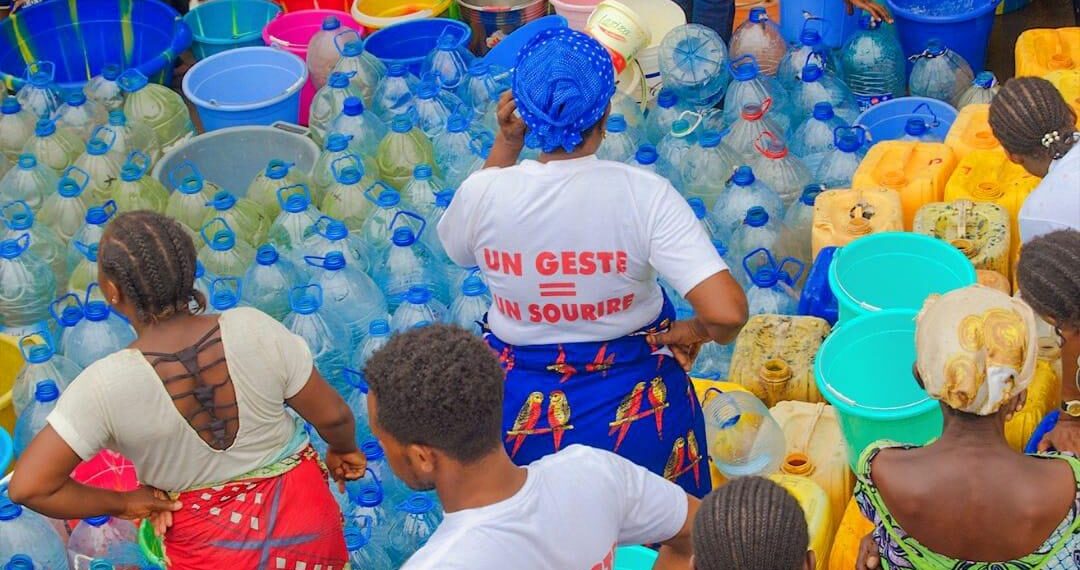 Le camion-citerne de la Fondation Ninon GOUAMBA resté à la traîne au quartier Matour