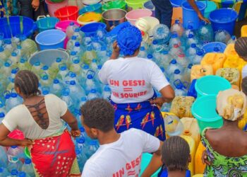 Le camion-citerne de la Fondation Ninon GOUAMBA resté à la traîne au quartier Matour